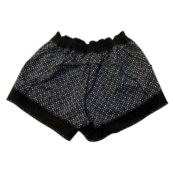 Lululemon black running shorts size 8 - Picture 2 of 4